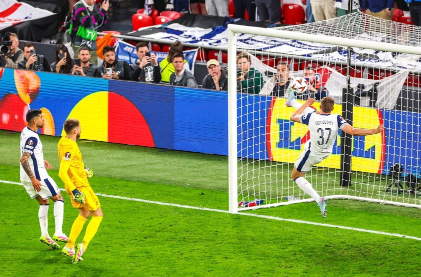 Gà Trống thi đấu quả cảm bảo vệ thành quả (nguồn ảnh Twitter)