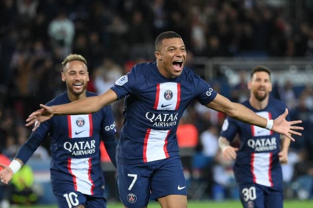 Mbappe ấn định chiến thắng 2-1 cho PSG ở những phút của trận đấu (Ảnh: Getty)