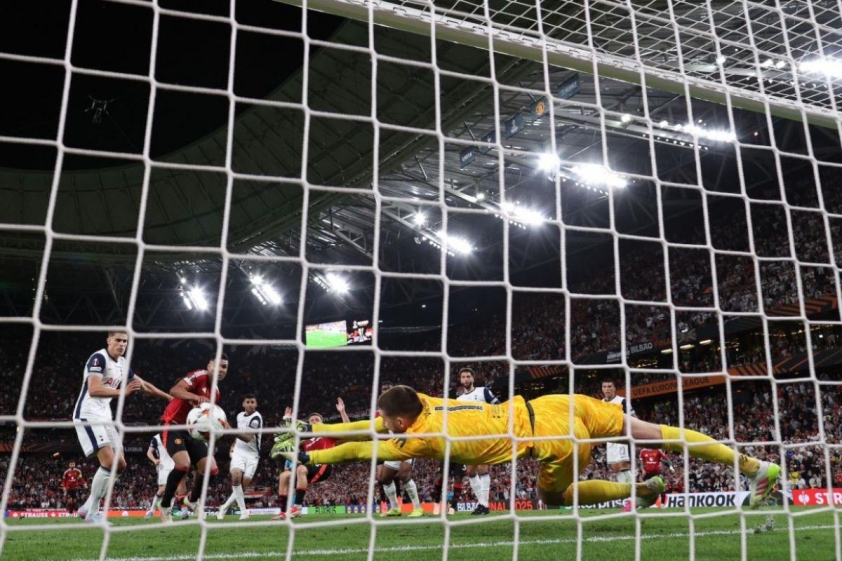 Khoảnh khắc Vicario cản phá pha đánh đầu của Luke Shaw trong thời gian bù giờ.