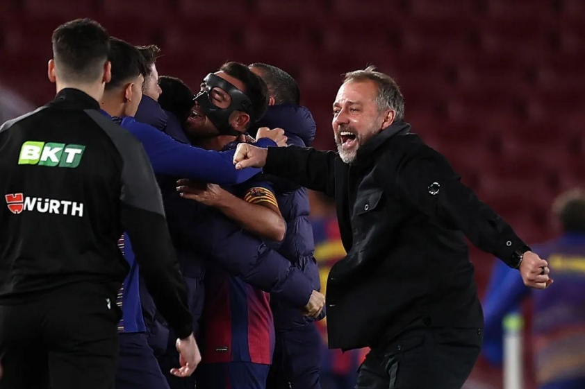 Hansi Flick tỏ ra vô cùng hài lòng khi chứng kiến Barcelona đánh bại Atletico Madrid 3-1 tại Camp Nou (Ảnh: Barca Blaugranes).