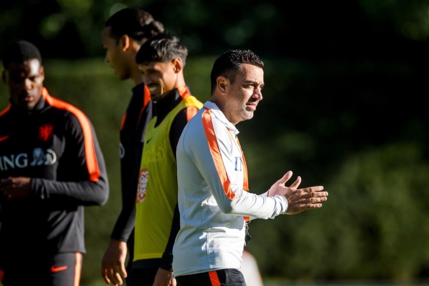 Chỉ 5 chữ, Xavi định đoạt tương lai Van Dijk cùng tuyển Hà Lan